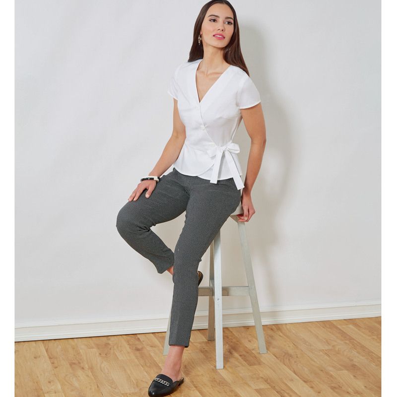 Patron New Look 6700 - Top croisé boutonné et basque taille