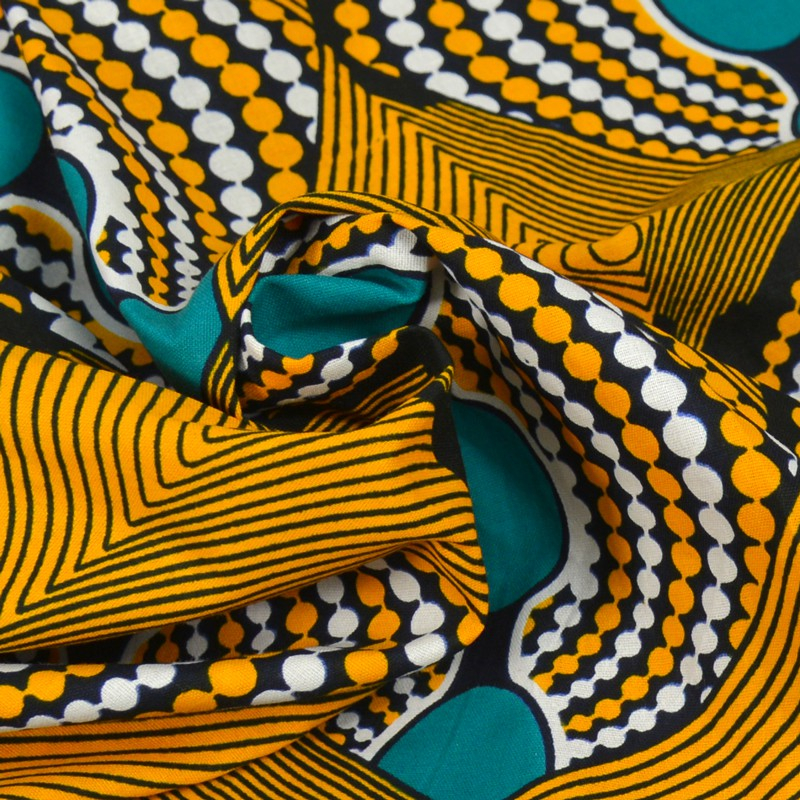 VIDÉO - Mode : tout savoir sur le wax, ce tissu africain coloré et