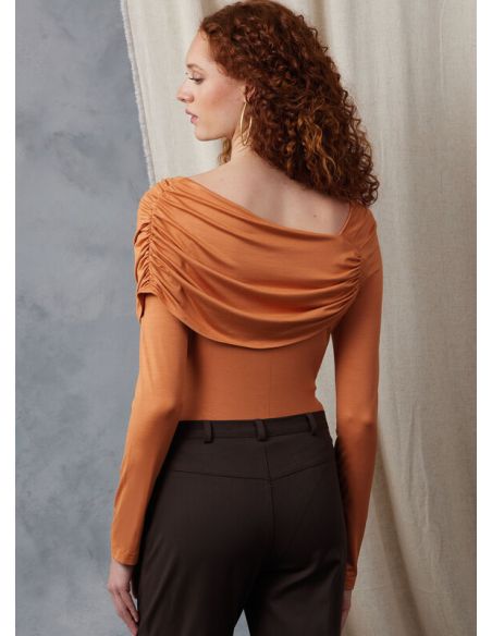 Patron Vogue 2049 Y5 (46-54) - Body ajusté avec drapé élégant