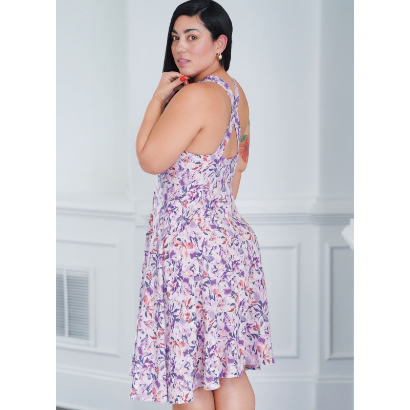 Patron Simplicity 9946.K5 (36-44) - Robe à encolure profonde ou dégagée avec découpes modernes