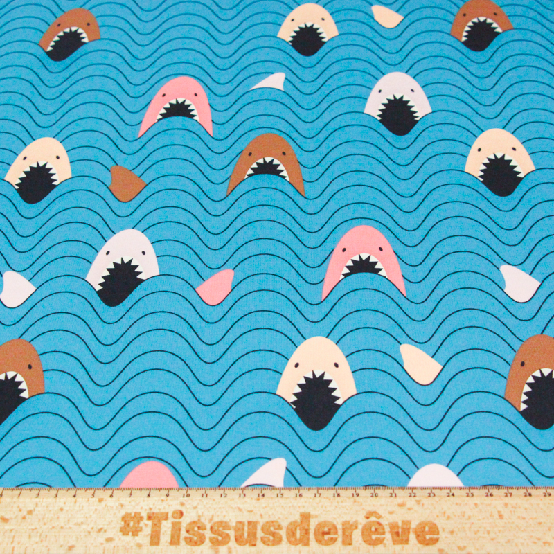 Jersey coton peigné & élasthanne - Requins fond bleu