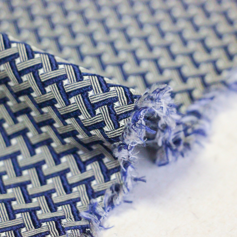 Jacquard 100% soie - Entrelacs bleu marine et gris