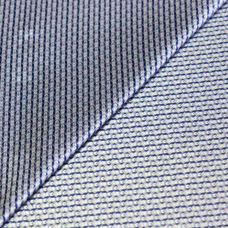 Jacquard 100% soie - Entrelacs bleu marine et gris