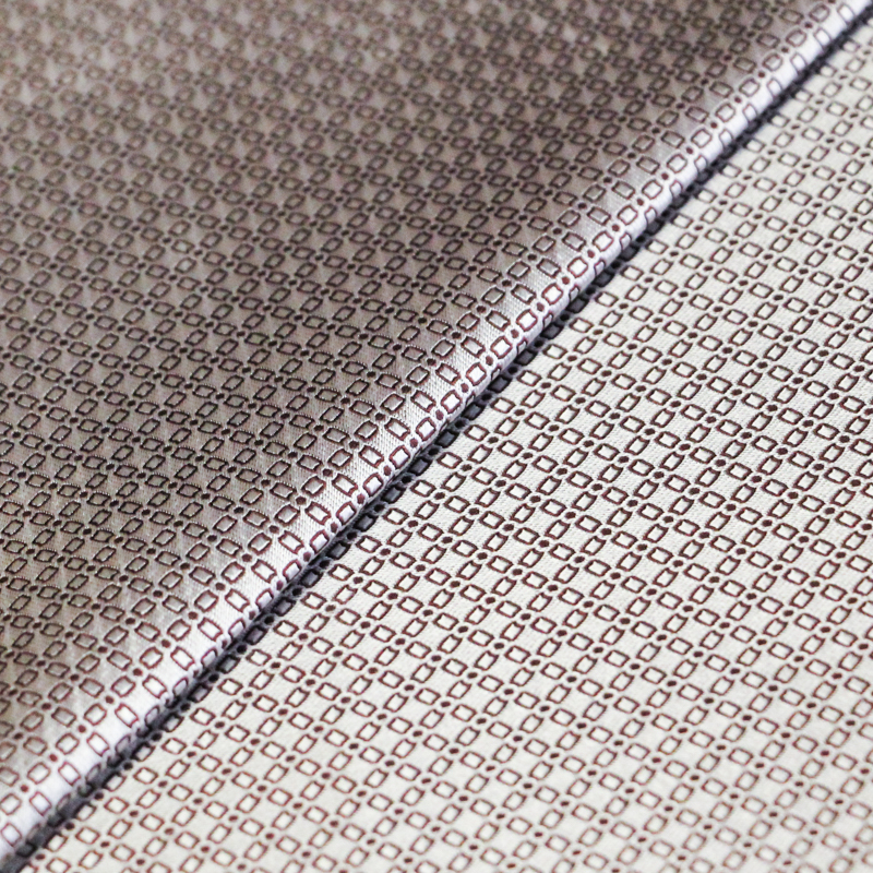 Jacquard 100% soie - Chaîne rectangulaire blanc fond bordeaux