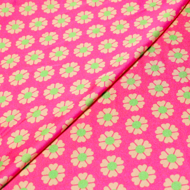 Crêpe satin - Fleurs vertes fond fuchsia