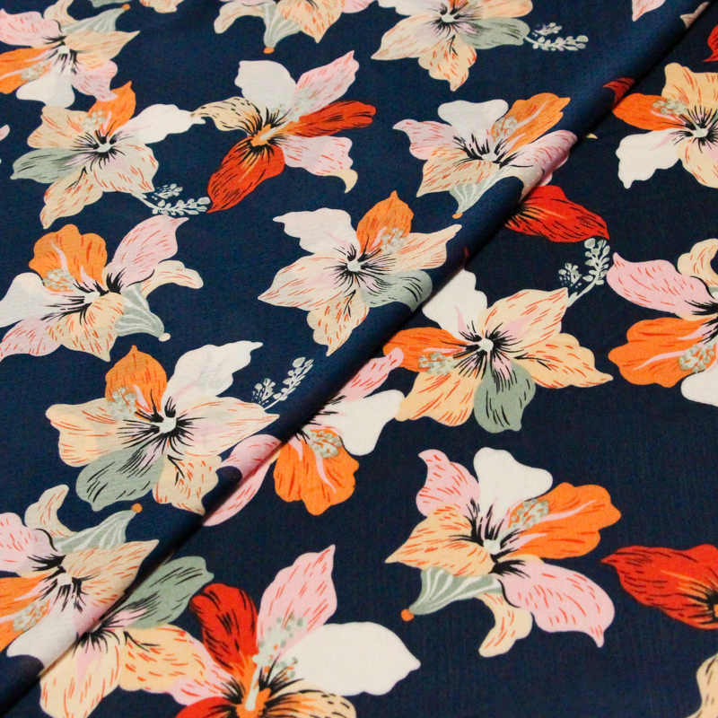 Satin crinckle - Fleurs multicolores fond bleu marine