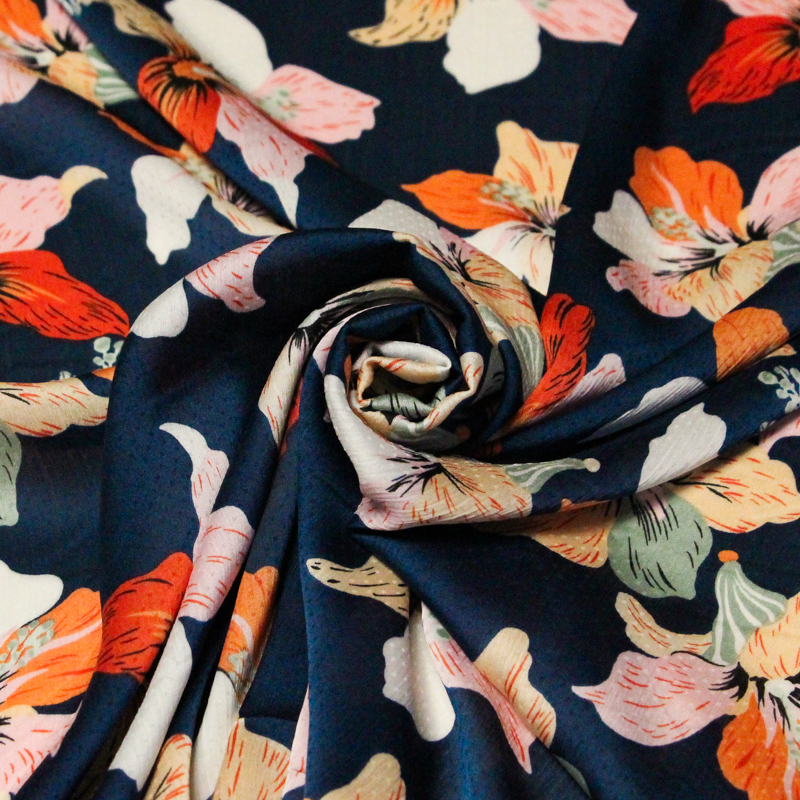 Satin crinckle - Fleurs multicolores fond bleu marine