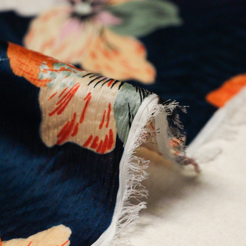 Satin crinckle - Fleurs multicolores fond bleu marine