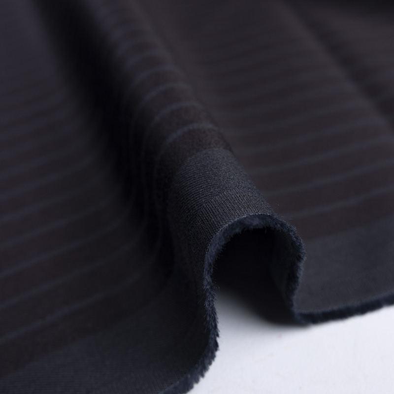 Gabardine imprimée coton & élasthanne – Rayure noir ton sur ton