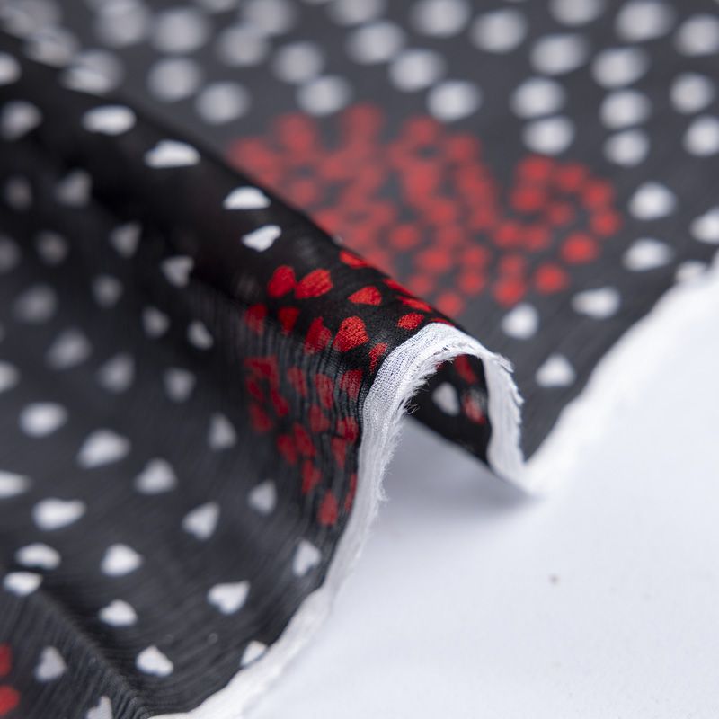 Mousseline crinkle 100% viscose – Cœurs rouges et blancs fond noir