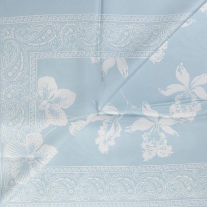 Panneau twill 100% viscose – Fleurs & bordure cachemire bleu ciel