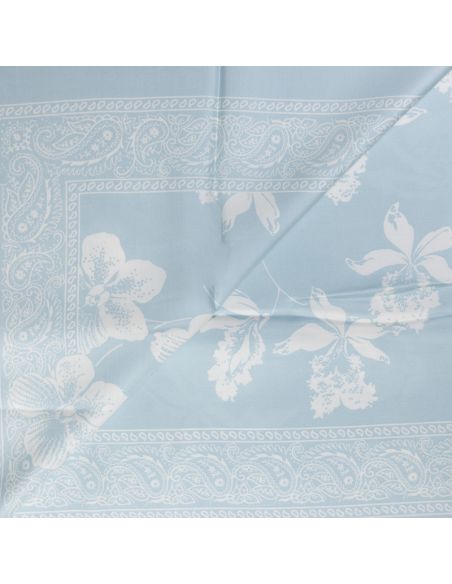 Panneau twill 100% viscose – Fleurs & bordure cachemire bleu ciel