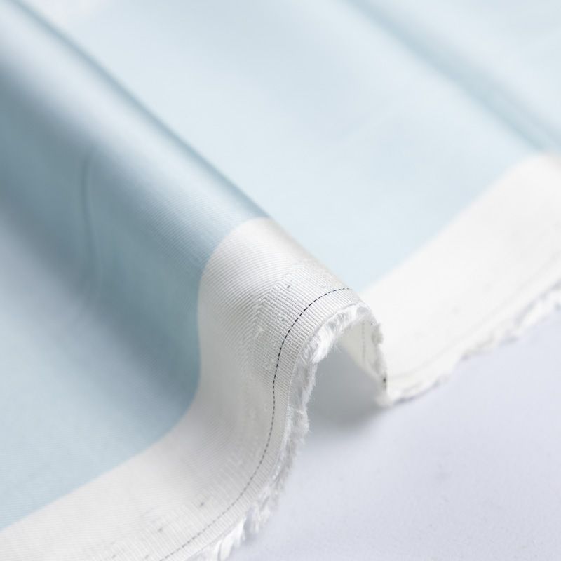 Panneau twill 100% viscose – Fleurs & bordure cachemire bleu ciel