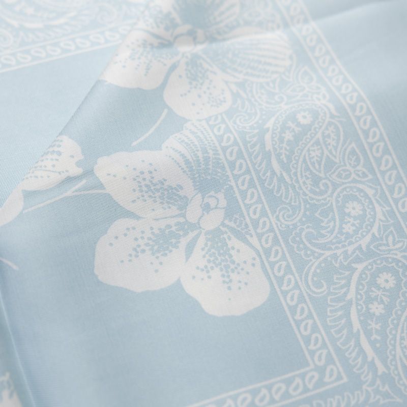 Panneau twill 100% viscose – Fleurs & bordure cachemire bleu ciel
