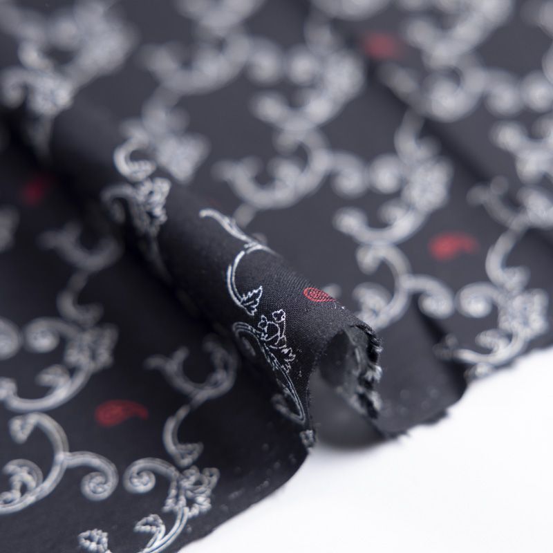 Twill 100% viscose – Arabesques blanches et cachemires rouges sur fond noir