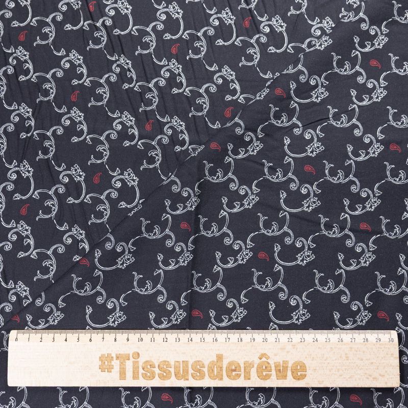 Twill 100% viscose – Arabesques blanches et cachemires rouges sur fond noir