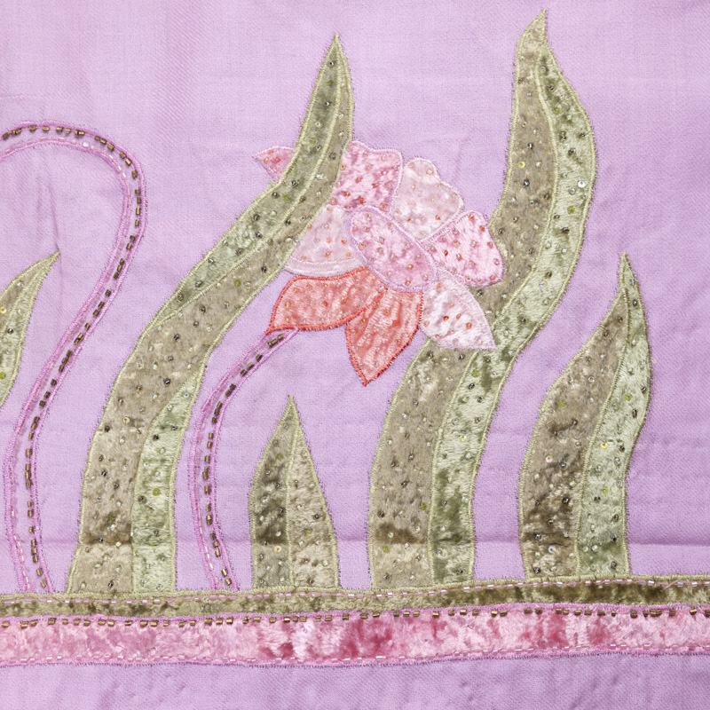 Étole 100% laine brodée et perlée – Fleurs stylisées rose