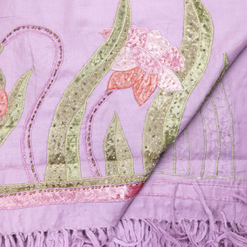 Étole 100% laine brodée et perlée – Fleurs stylisées rose