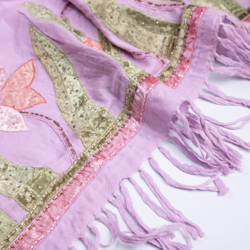 Étole 100% laine brodée et perlée – Fleurs stylisées rose