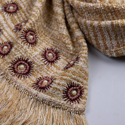 Écharpe 100% soie brodée et perlée – Rosaces perlées beige doré 2