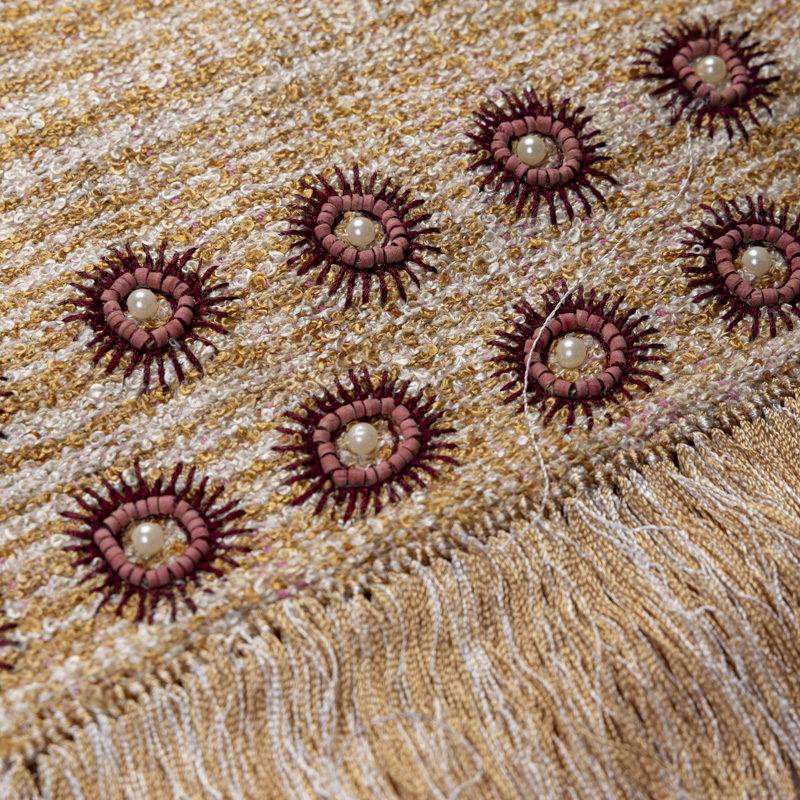 Écharpe 100% soie brodée et perlée – Rosaces perlées beige doré