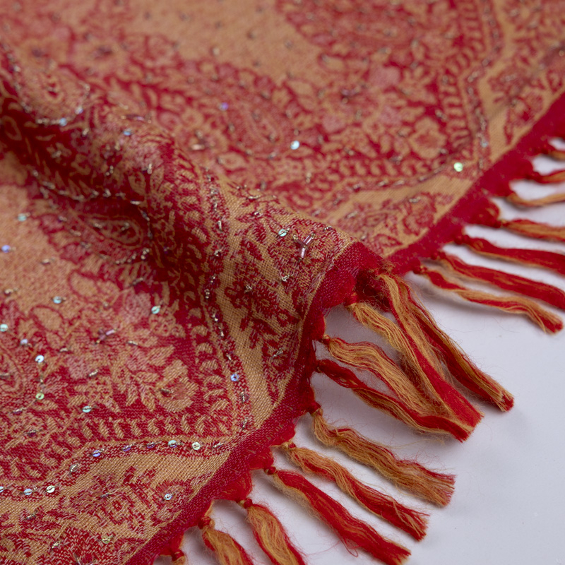 Étole 100% laine brodée à sequins – Arabesques florales rouge et or