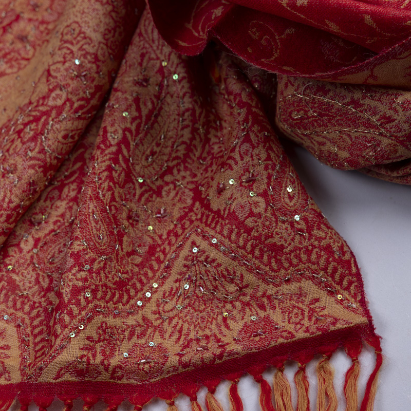 Étole 100% laine brodée à sequins – Arabesques florales rouge et or