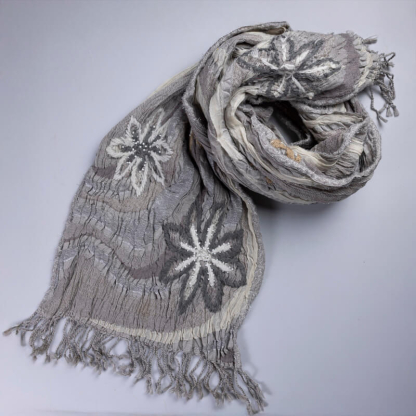 Écharpe brodée perlée – Fleurs camaïeux de gris