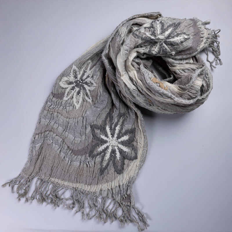 Écharpe brodée perlée – Fleurs camaïeux de gris
