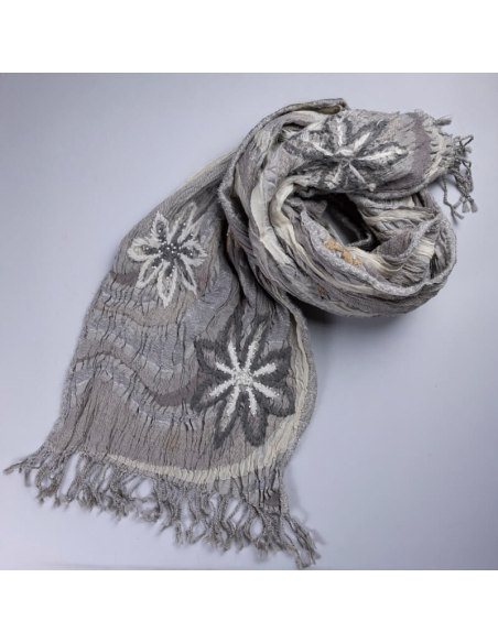 Écharpe brodée perlée – Fleurs camaïeux de gris