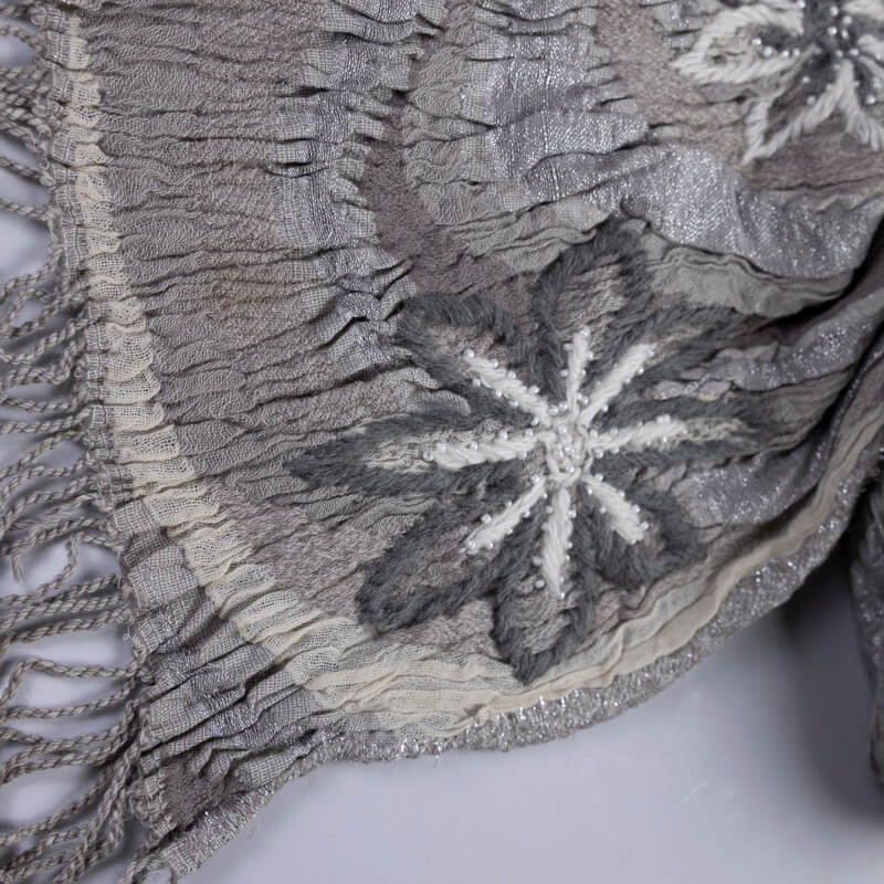 Écharpe brodée perlée – Fleurs camaïeux de gris