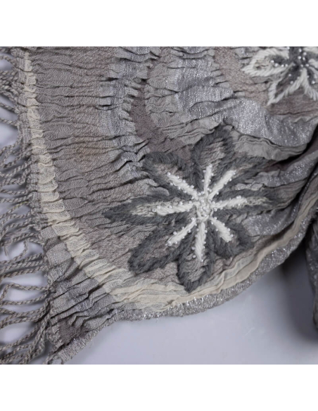 Écharpe brodée perlée – Fleurs camaïeux de gris