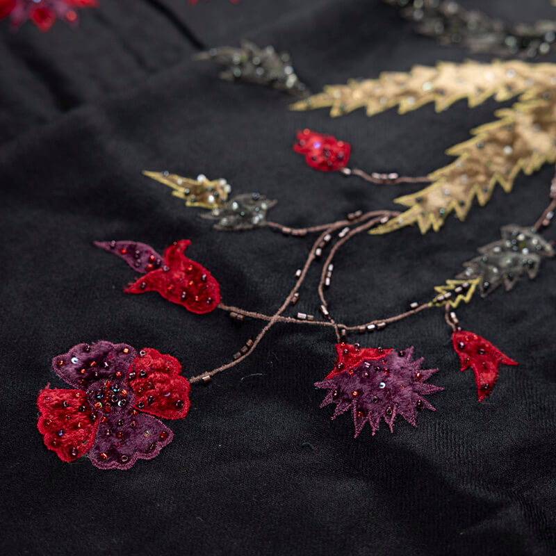 Étole 100% laine brodée perlée – Fleurs noir