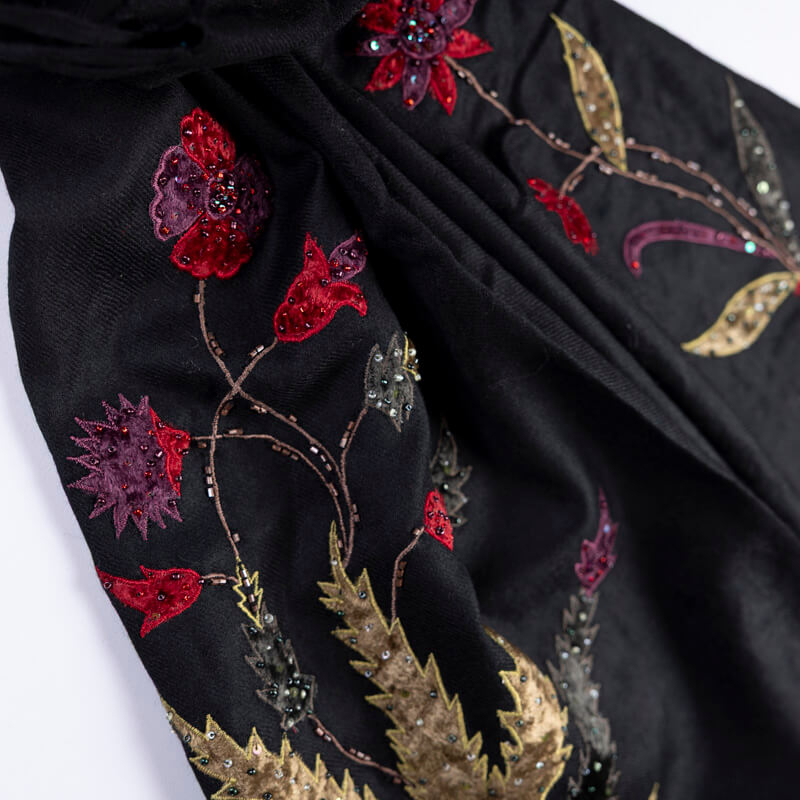 Étole 100% laine brodée perlée – Fleurs noir