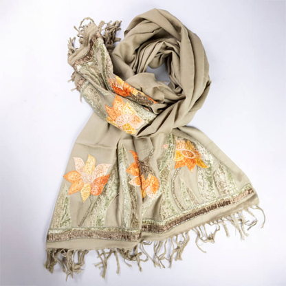 Étole 100% laine brodée perlée – Fleuri pistache
