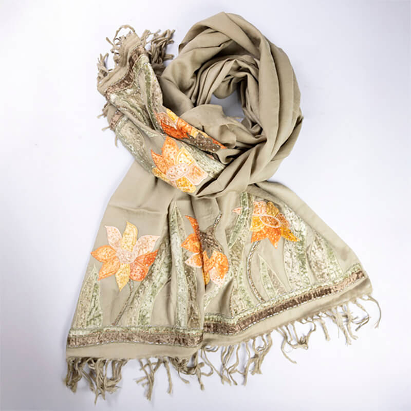 Étole 100% laine brodée perlée – Fleuri pistache