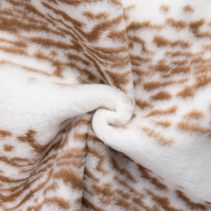 Fausse fourrure mouton (Sherpa) – Animalier camel sur fond écru 2