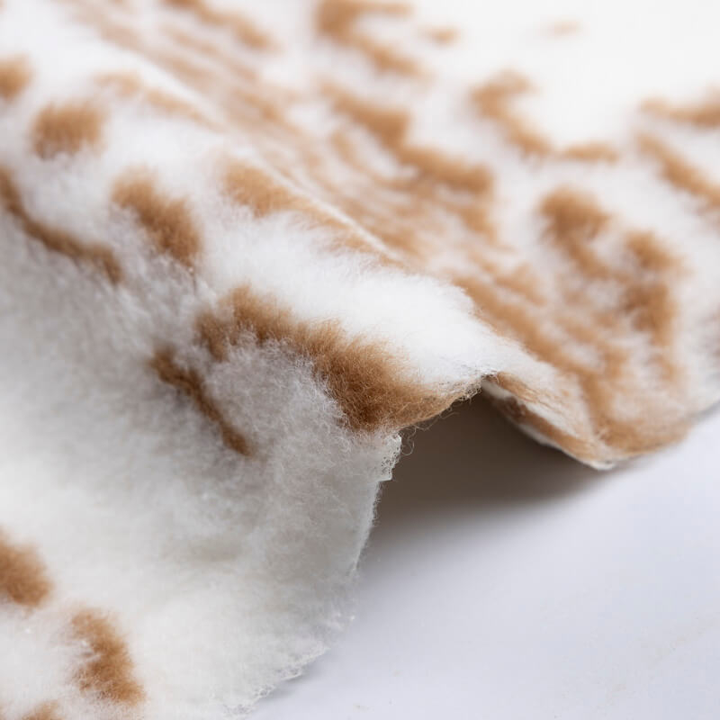 Fausse fourrure mouton (Sherpa) – Animalier camel sur fond écru