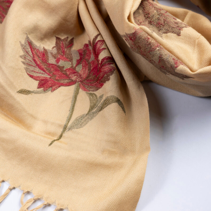 Étole 100% laine brodée – Fleurs prunes sur fond beige 2