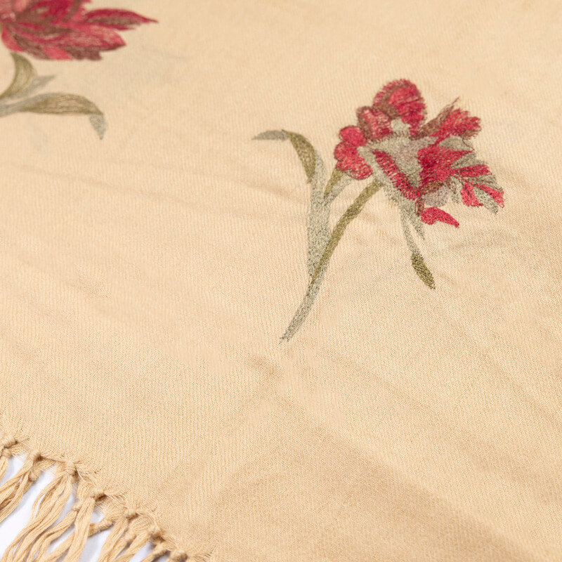 Étole 100% laine brodée – Fleurs prunes sur fond beige