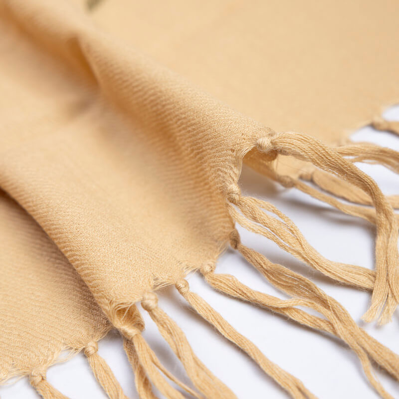 Étole 100% laine brodée – Fleurs prunes sur fond beige
