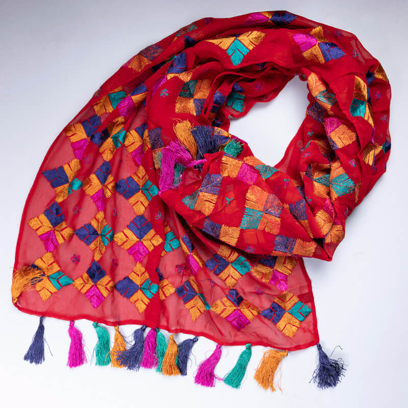 Étole 100% soie brodée – Motif géométrique multicolore sur fond rouge