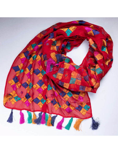 Étole 100% soie brodée – Motif géométrique multicolore sur fond rouge