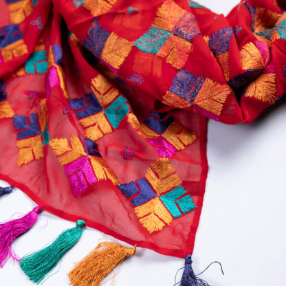 Étole 100% soie brodée – Motif géométrique multicolore sur fond rouge 2