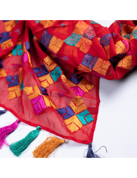 Étole 100% soie brodée – Motif géométrique multicolore sur fond rouge