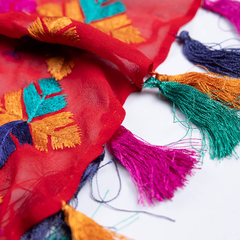 Étole 100% soie brodée – Motif géométrique multicolore sur fond rouge