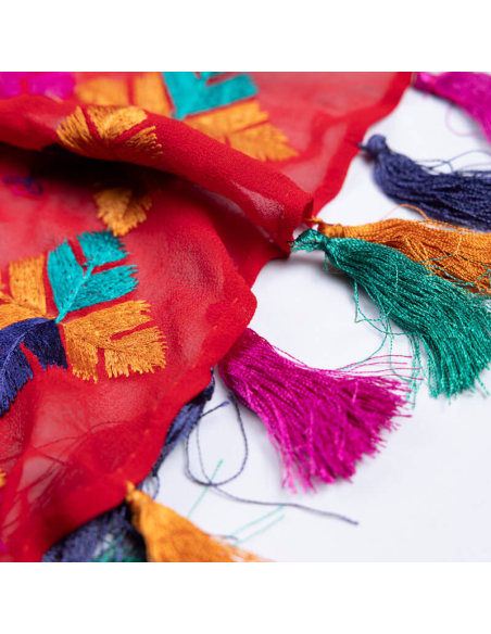 Étole 100% soie brodée – Motif géométrique multicolore sur fond rouge