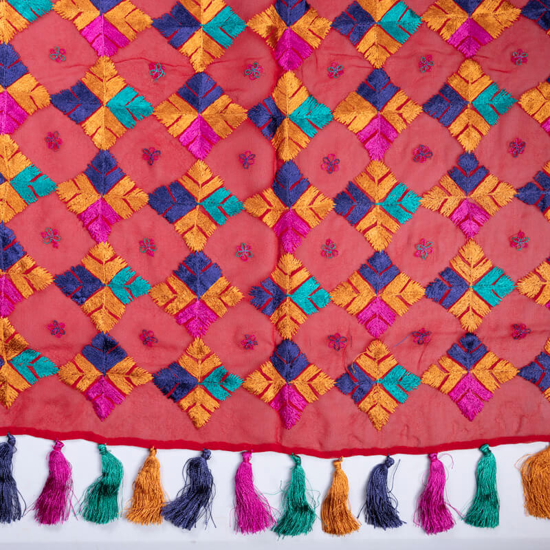 Étole 100% soie brodée – Motif géométrique multicolore sur fond rouge