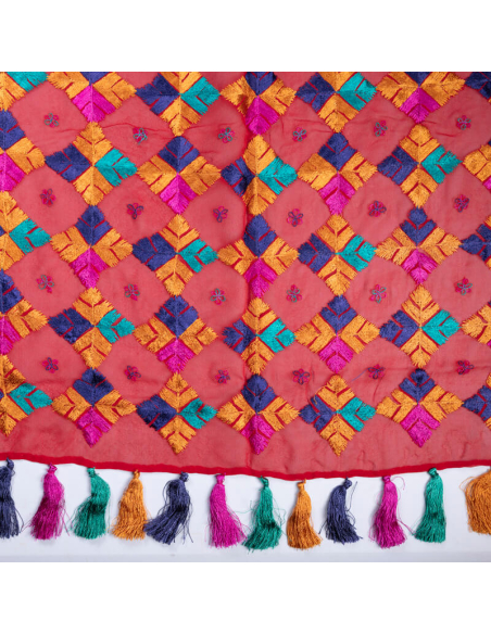 Étole 100% soie brodée – Motif géométrique multicolore sur fond rouge