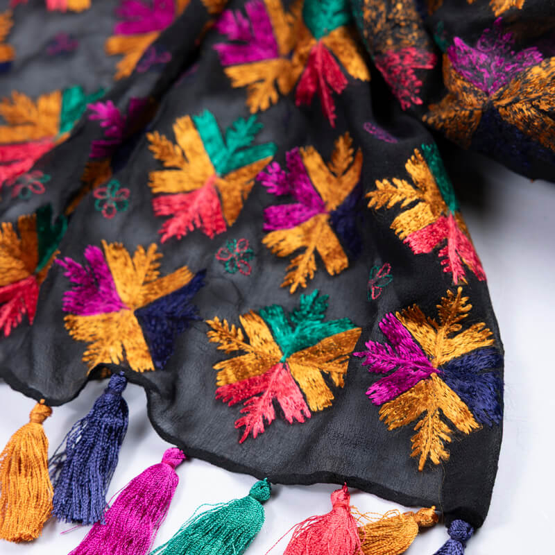 Étole 100% soie brodée – Fond noir broderies multicolores